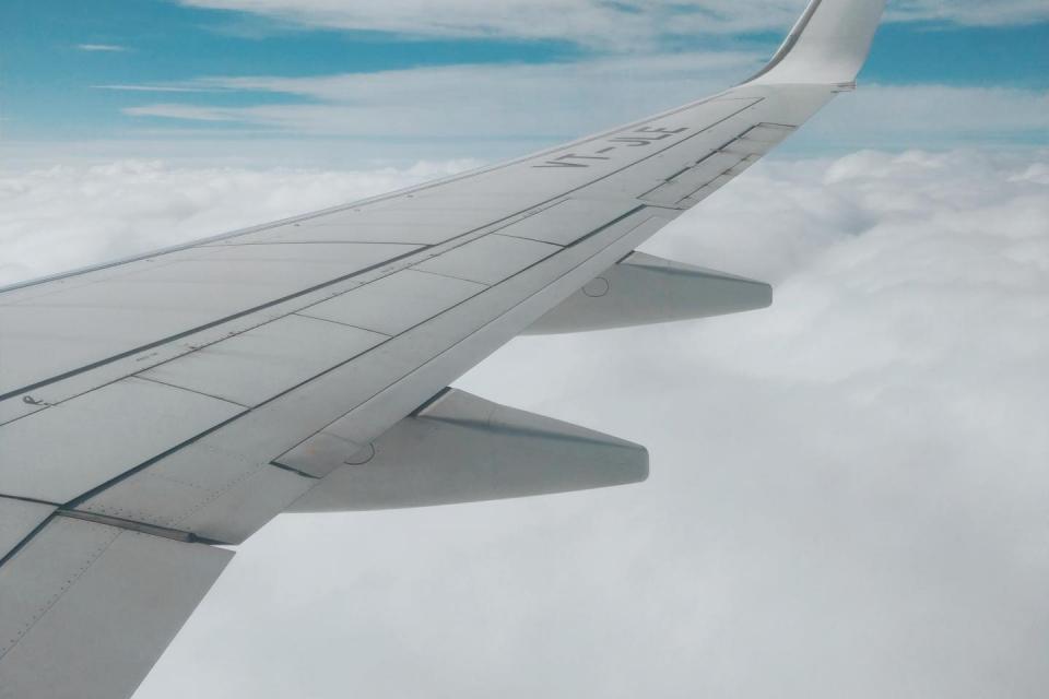 Airplane wing